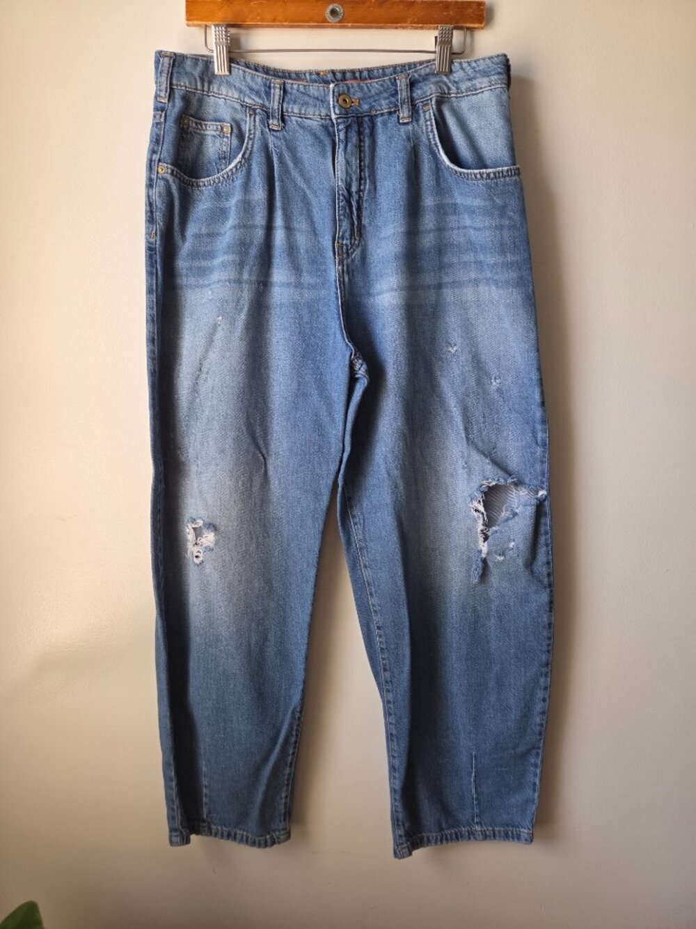 EUC PILCRO ANTHROPOLOGIE BARREL RIPPED KNEE JEANS SIZE 31